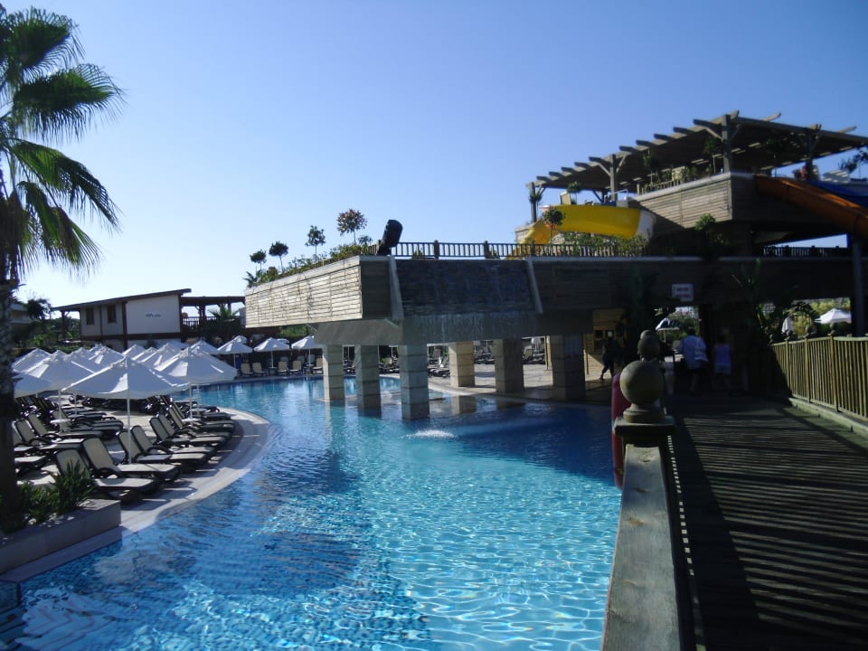 Blick zu den Rutschen Diamond Excellence Resort & Spa