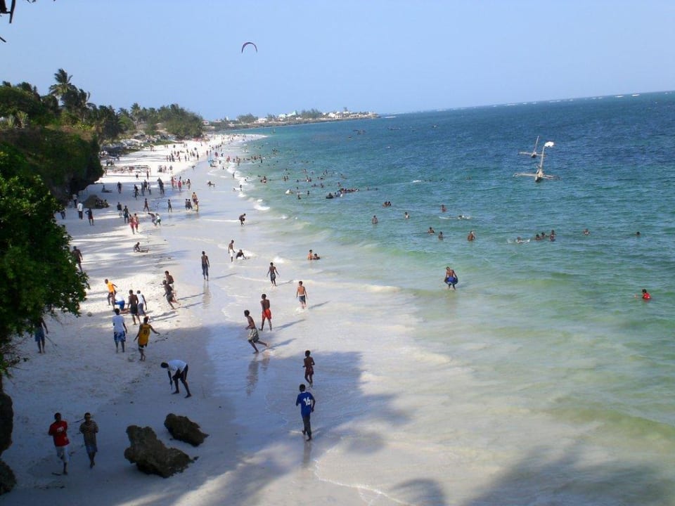 Einheimische am Wochende am Strand Bahari Beach Hotel