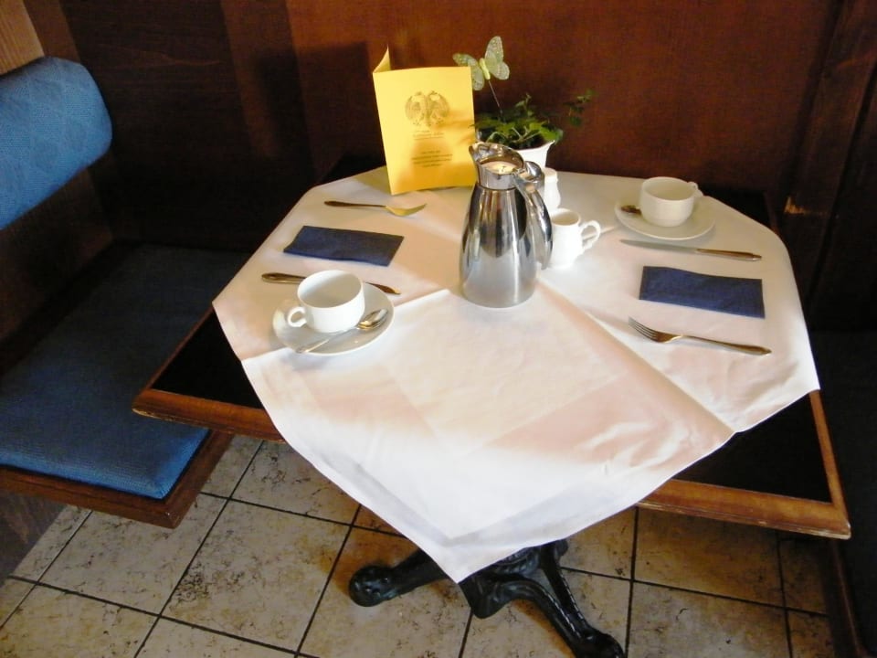 Frühstückstisch mit Kaffeekanne Hotel Goldener Adler