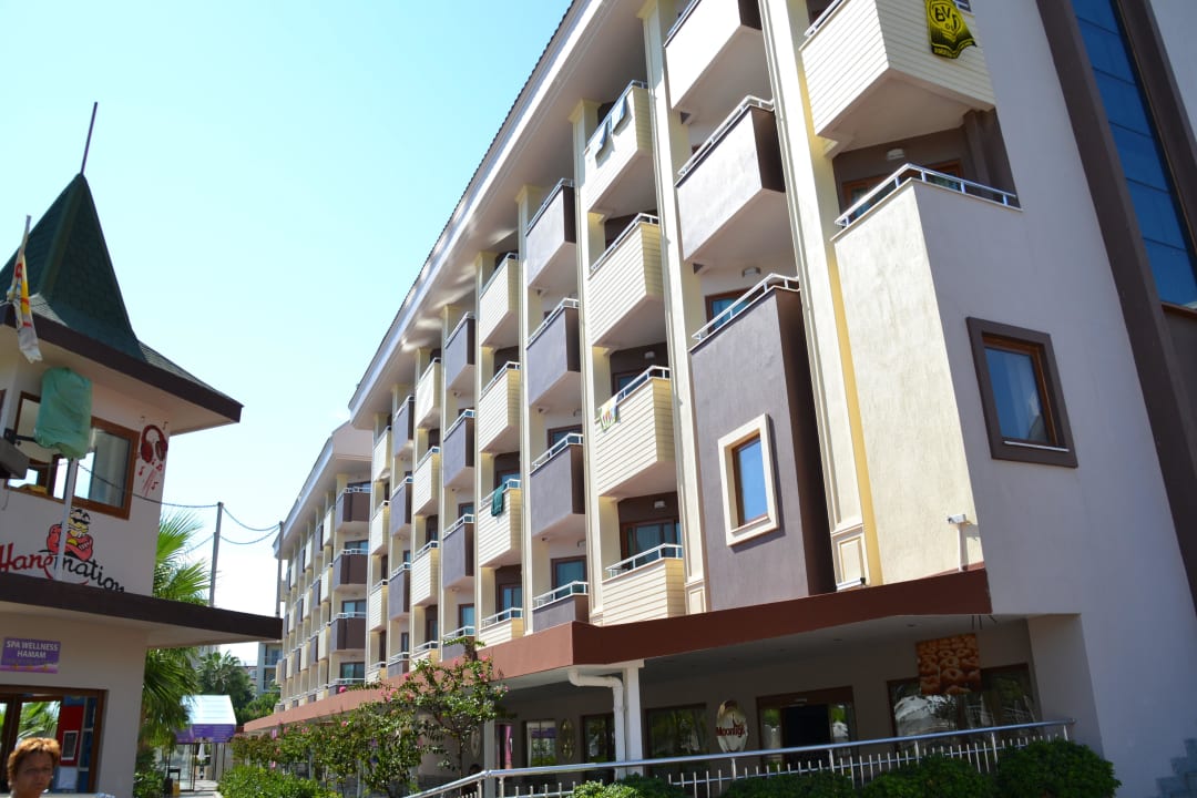 Der "Neubau" mit Animationsturm Hane Family Resort