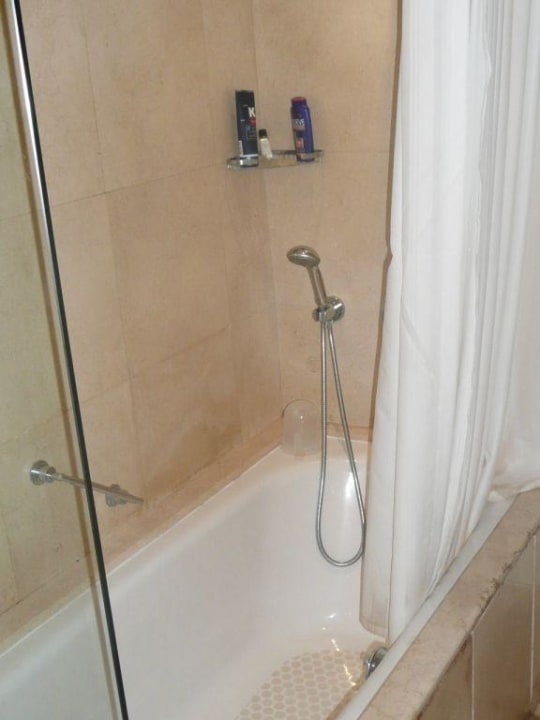 Lazienka - wanna z natryskiem/ the shower Hotel Taj Holiday Village