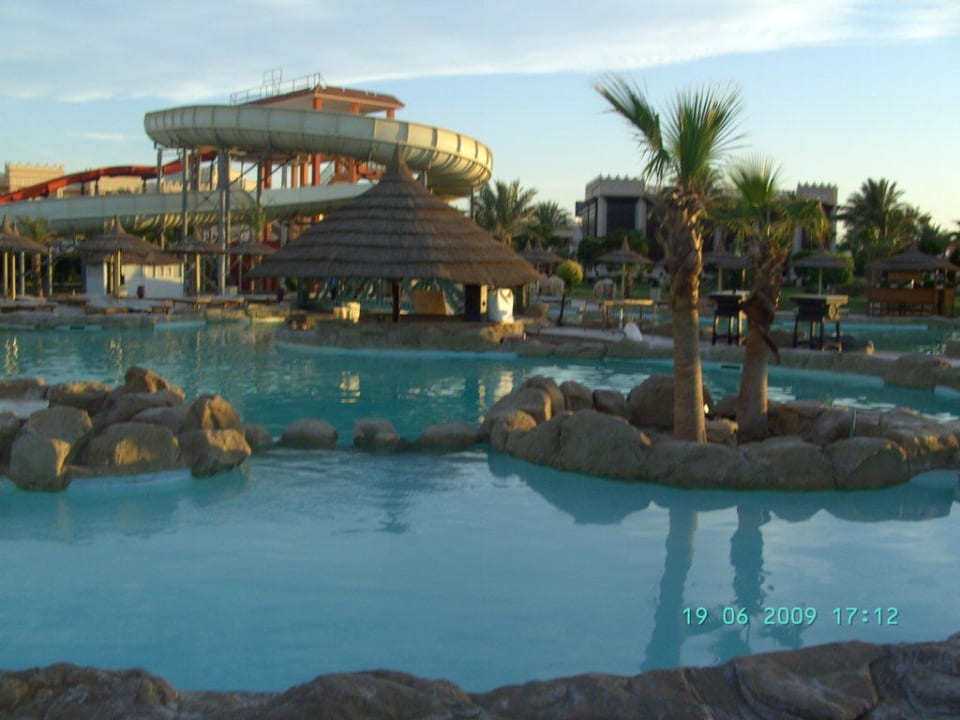 Pool mit 2 Rutschen Beach Albatros Resort