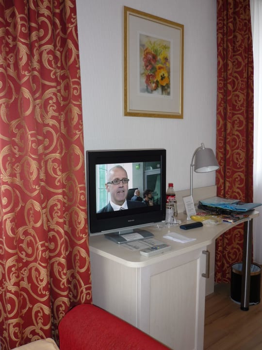 Schreibtisch mit Minibar und TV Hotel Monopol