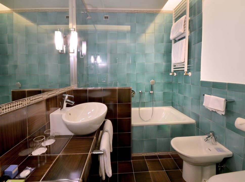 Bathroom with bathtub (All Jr Suite/some Superior) Hotel Palazzo Esedra