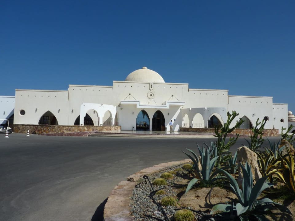 Hotel von vorn Hotel Gorgonia Beach Resort