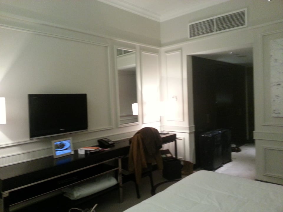 Club Room, King Size Bed Le Meridien Mina Seyahi Beach Resort & Waterpark