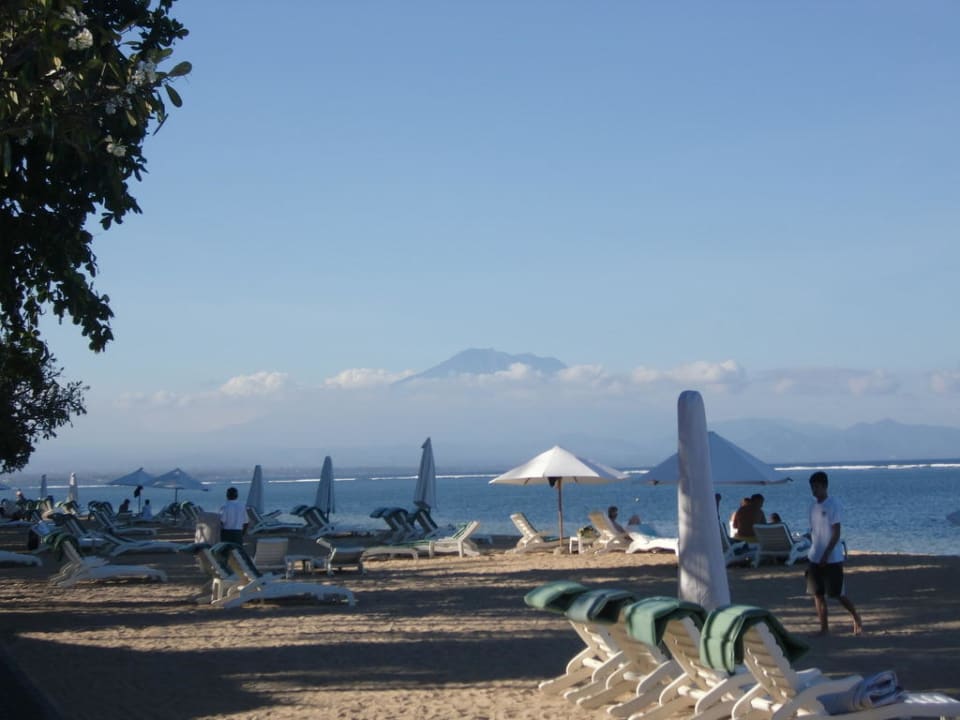 Strand mit Ausblick auf den Vulkan Hyatt Regency Bali