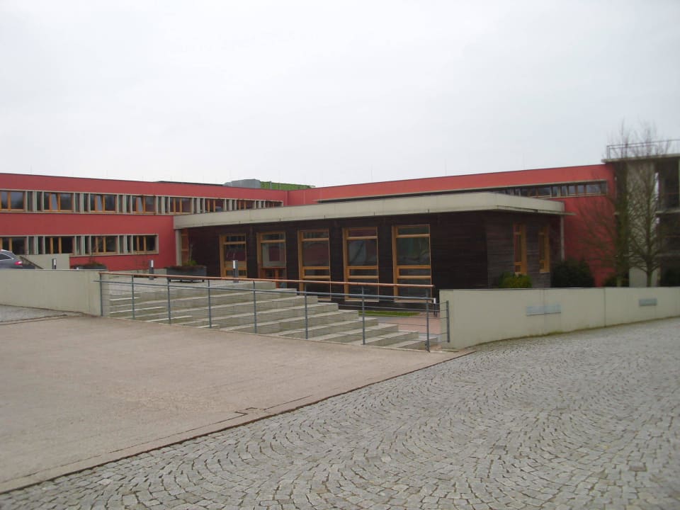 Der Haupteingang und die Turnhalle Ostseehotel Dierhagen