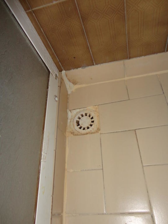 Dreckiger Boden der Dusche Club Hotel Anjeliq