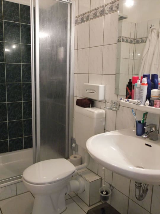 Bad, etwas wenig Ablagemöglichkeiten. Hotel Schloss Herrenstein