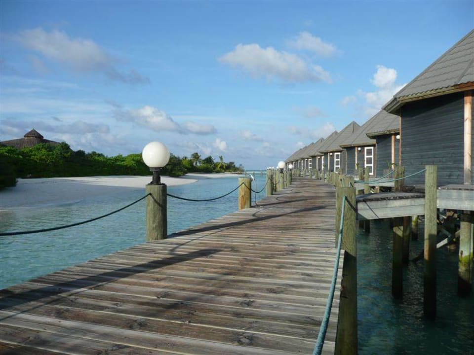 Steg an den Wasservillen Kuredu Island Resort & Spa
