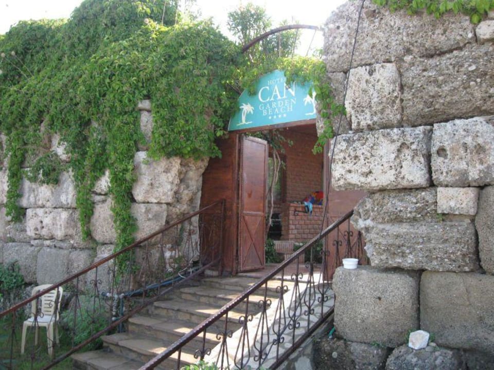 Beachdoor Can Garden Beach