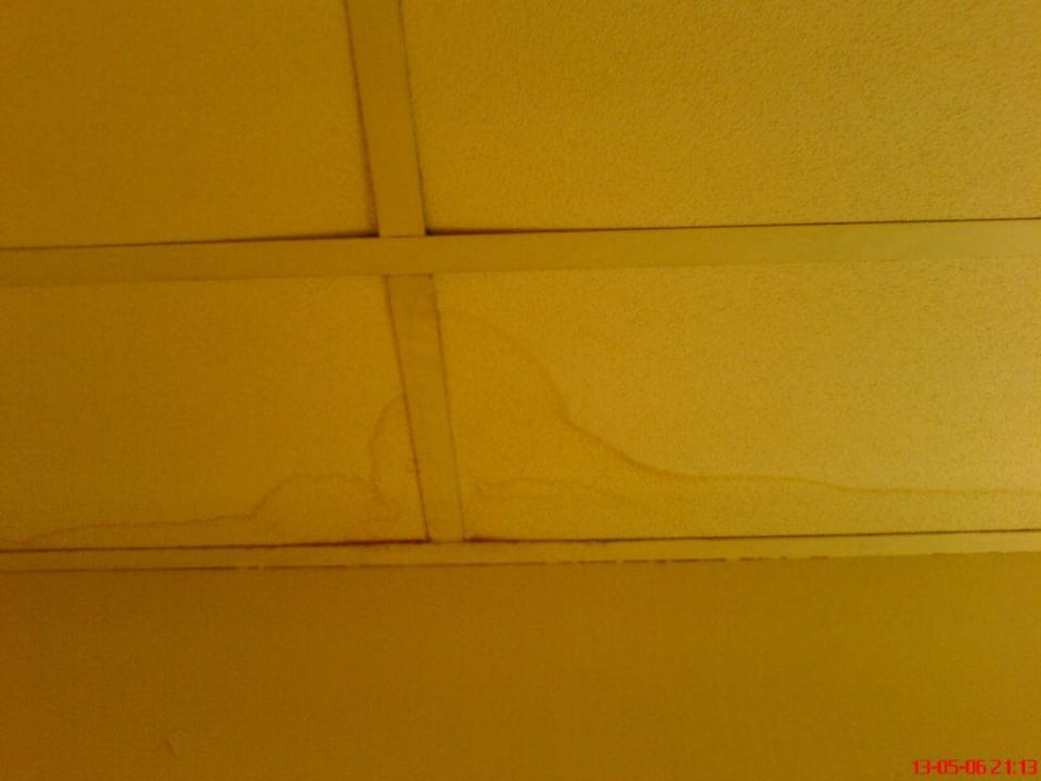 Zaciek na suficie w lazience Hotel Three Crowns Prag