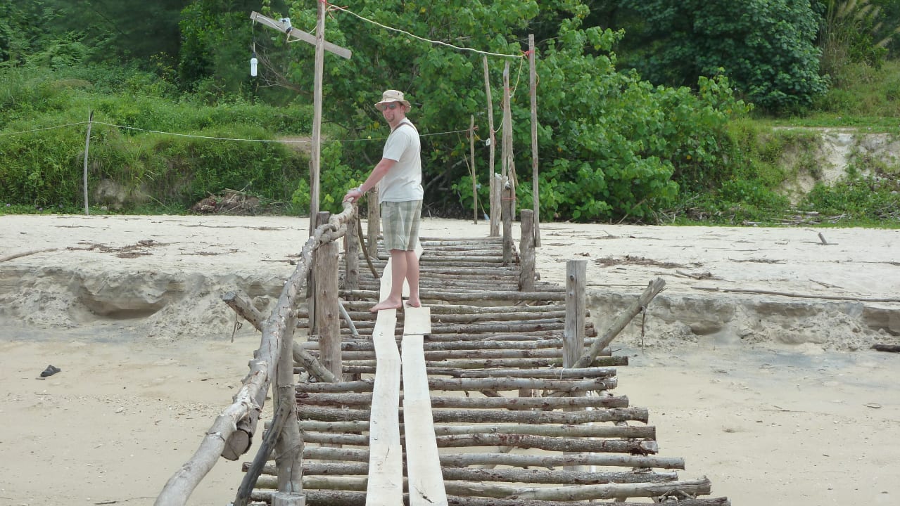 Der Schmale Grat zu den Strandrestaurants Beyond Khaolak - Adults only 16+