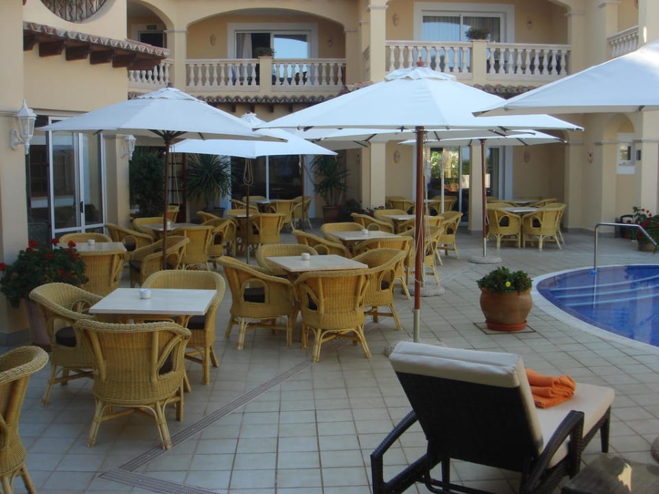 Schöne Liegen, Stühle und Tische zum Essen am Pool Villa Chiquita