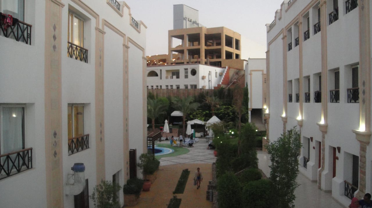 Od recepce k bazénu Hotel Falcon Naama Star