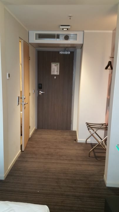 Eingangsbereich nur mit Kofferbank, kein Kleiderschrank! Hotel MOXY Berlin Ostbahnhof