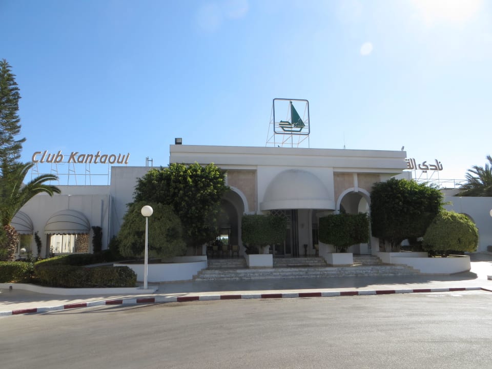 Blick vom Parkplatz zum Eingang El Mouradi Club Kantaoui