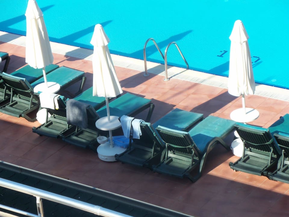 Es gibt sie noch: morgens kurz nach 7 am Pool....  Hane Family Resort