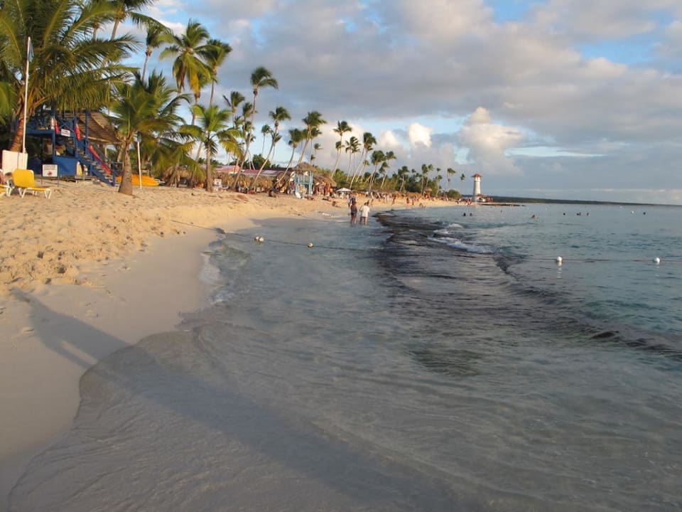 Strand mit Felsplatten Hotel Viva Dominicus Palace by Wyndham-All Inclusive Resort