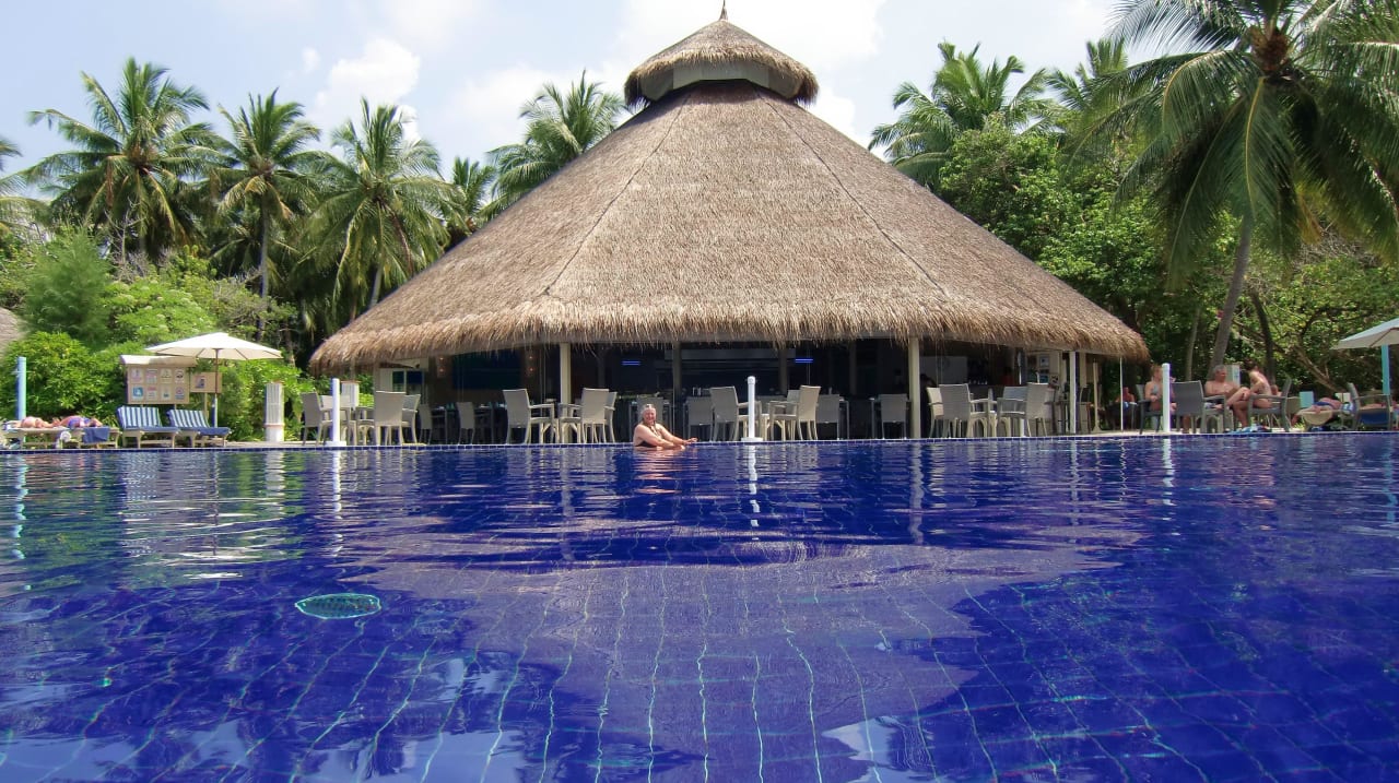 Blick vom Pool auf die Poolbar Ellaidhoo Maldives by Cinnamon