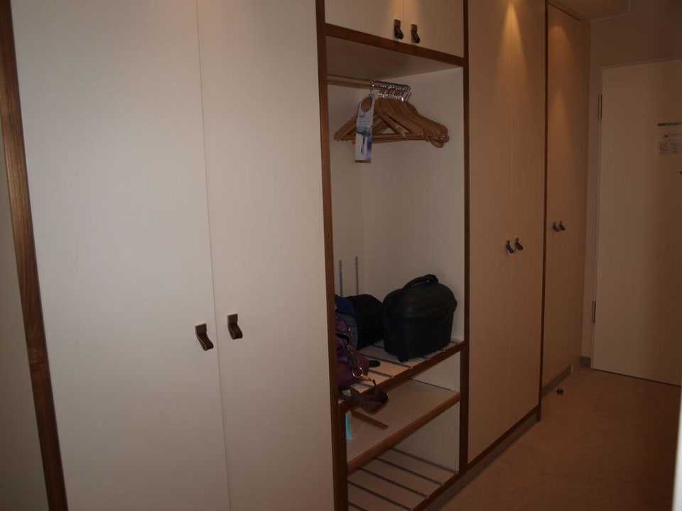 Großer Kleiderschrank in der Juniorsuite Lindner Hotel Boltenhagen, part of JdV by Hyatt
