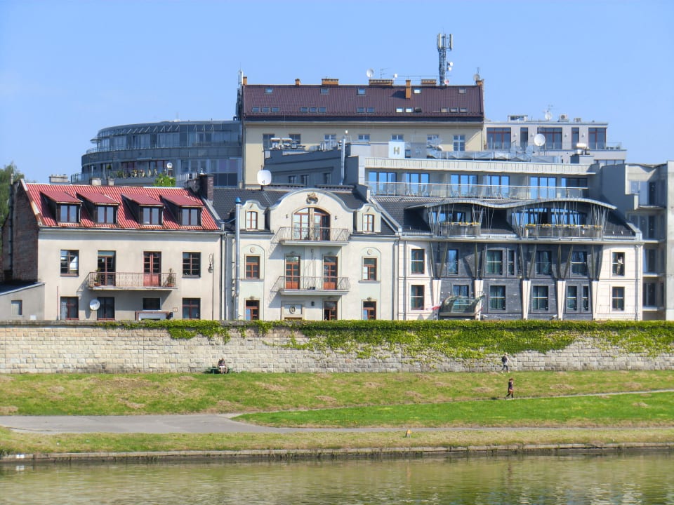 Hotel von der gegenüberliegenden Flusseite Niebieski Art Hotel & Spa