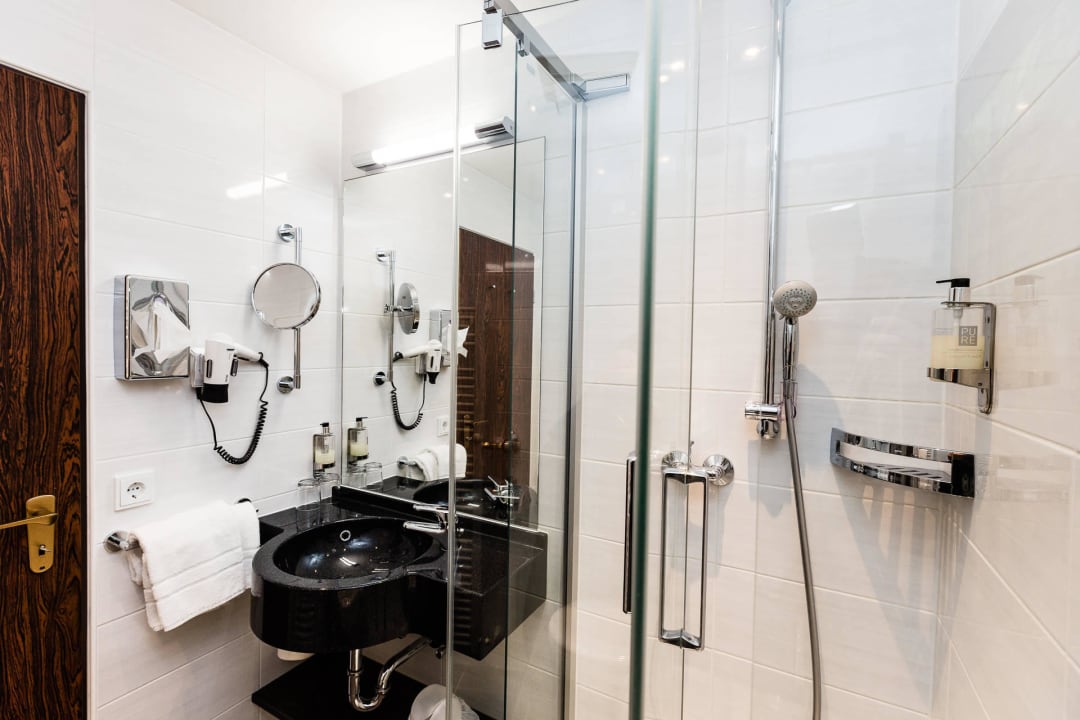 Badezimmer Blick zum Spiegel Hotel St. Pierre