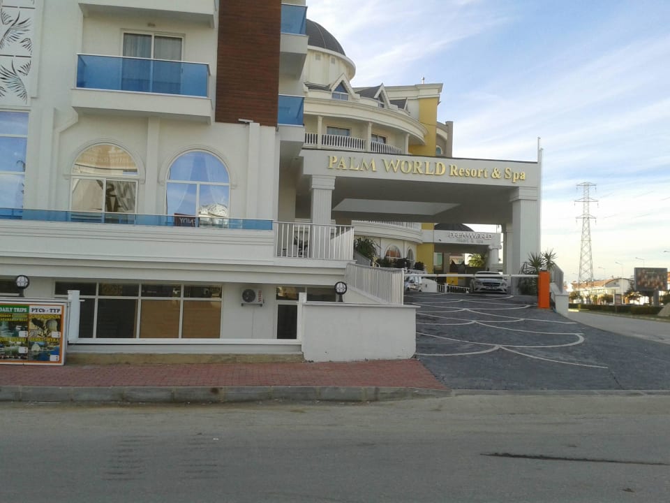 Steht an einer Straßenecke,also viel Krach Palm World Side Resort & Spa