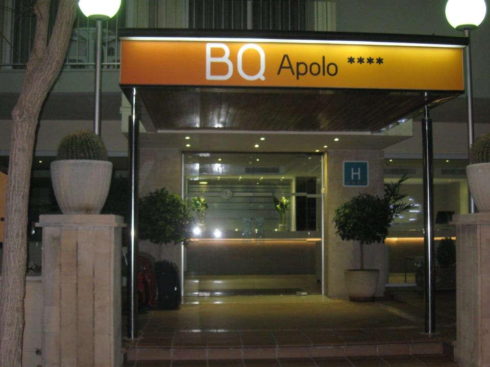 Eingang bei Nacht BQ Apolo Hotel