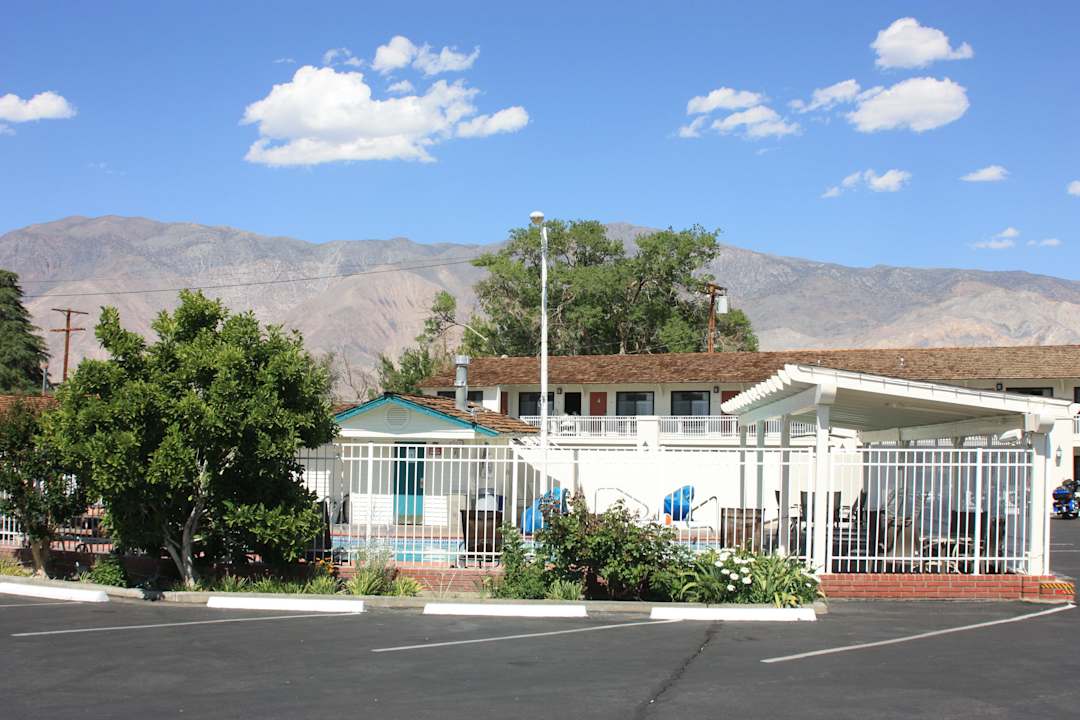 Poolanlage vom Parkplatz aus Dow Villa Motel