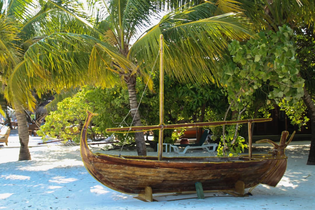Boot am Strand an der Nordspitze Meeru Maldives Resort Island