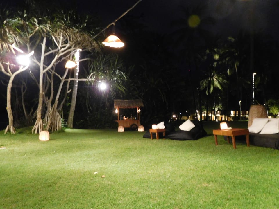 Gartenanlage mit Abendstimmung Hotel Alila Manggis