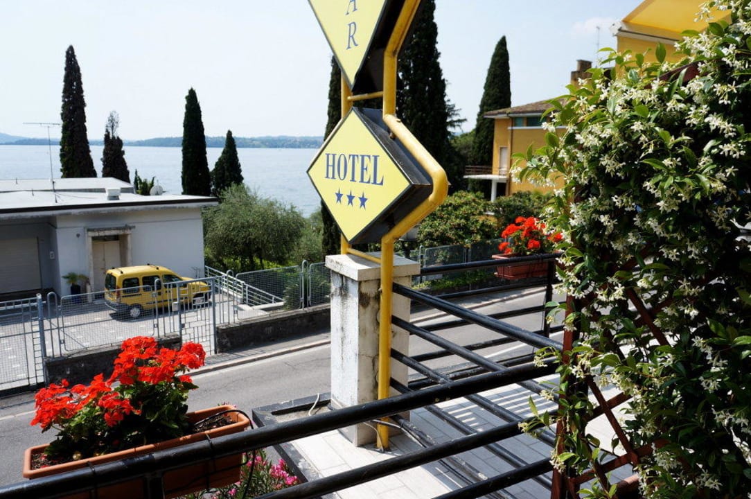 Jasmines, pelargoniums and Lake Garda Hotel Saturnia