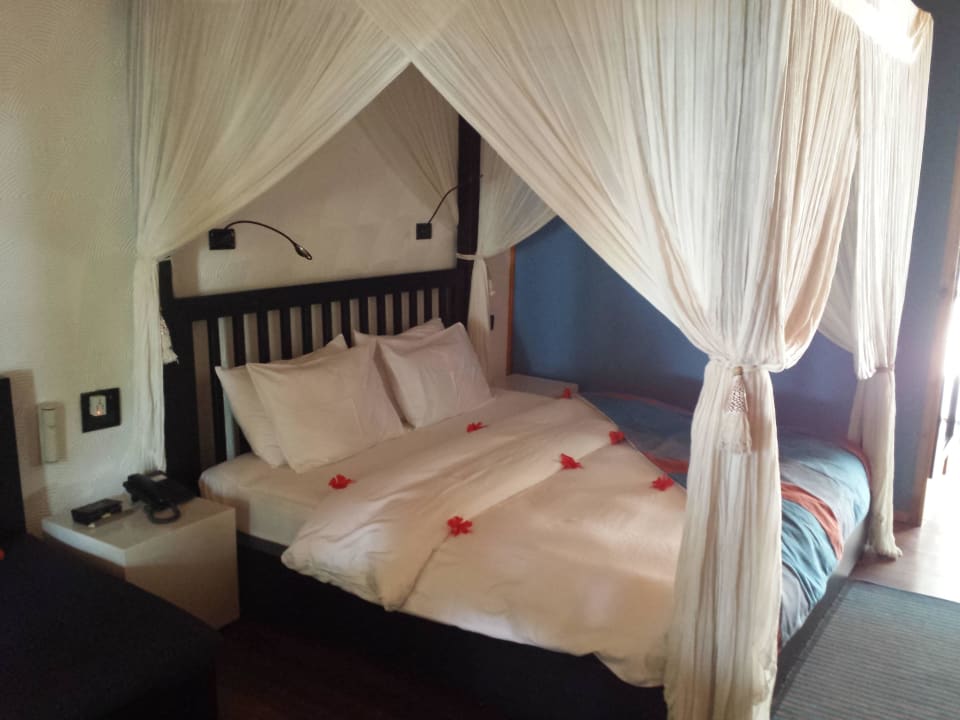 Sehr gemütliches Bett Meeru Maldives Resort Island
