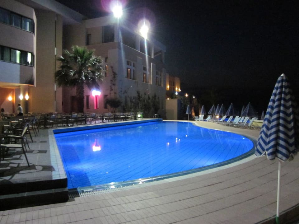 Piscine calme Athina Palace Resort & Spa