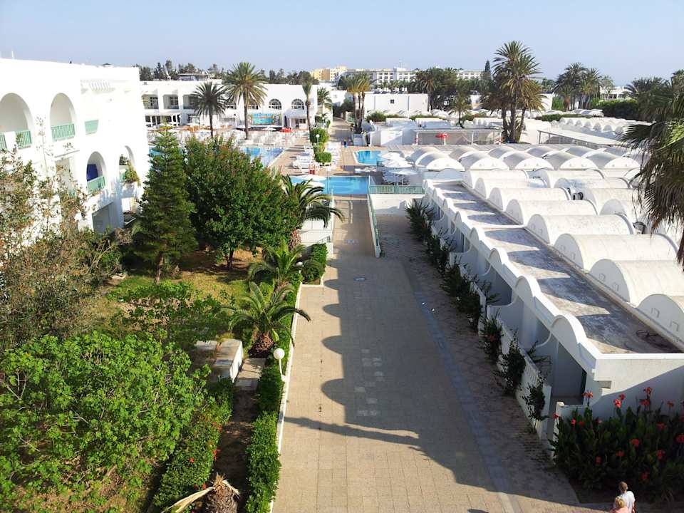 Blick auf Bühne, Pool & Bungalow El Mouradi Club Kantaoui