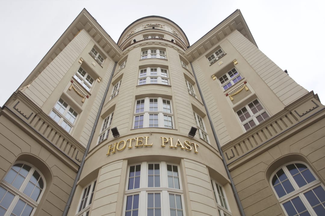 Fasada hotelu - wieża Hotel Piast
