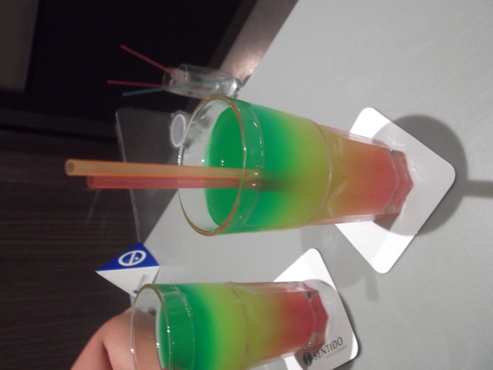 Alkohol und Lebensmittelfarbe/Sirup Hotel Rosa Beach