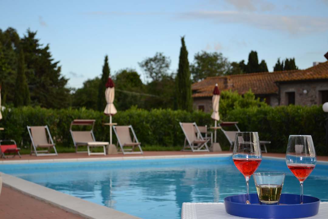 Spritz in pool Residence La Casaccia