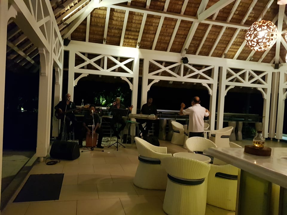 Poolbar mit Lifemusik am Abend Radisson Blu Azuri Resort & Spa