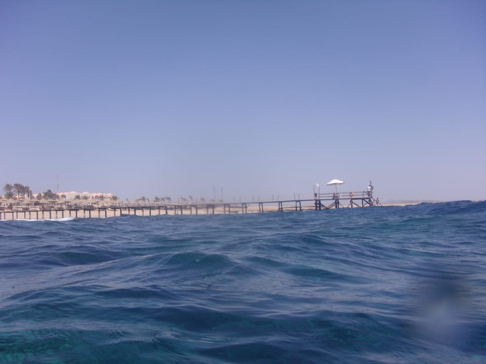 Steg über das Riff Three Corners Sea Beach Resort