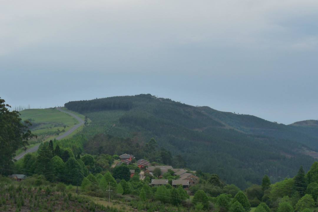 Blick auf die Anlage vom Berg aus Hotel Misty Mountain