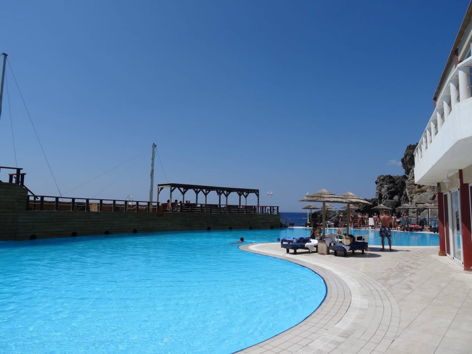 Im Hintergrund die Poolbar Kalypso Cretan Village Sense Resort & Spa