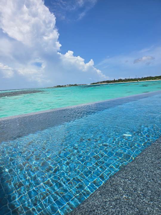 Pool Le Meridien Maldives Resort & Spa