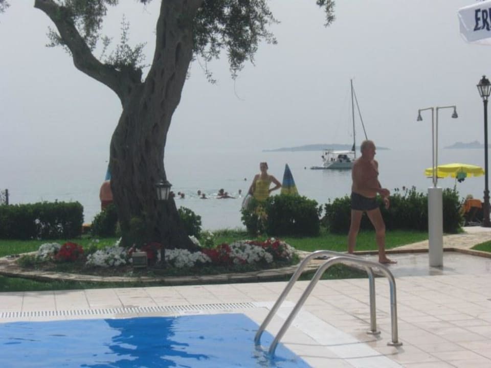 Garten mit Pool und Meerblick Elea Beach Hotel