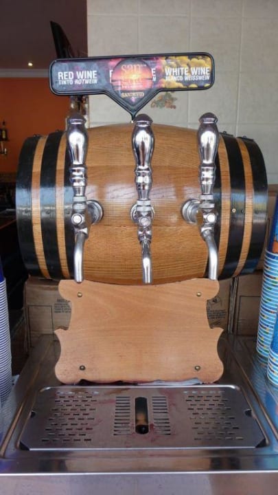 Weißwein, Rotwein und Sangria zum selber Zapfen Coral Compostela Beach Golf