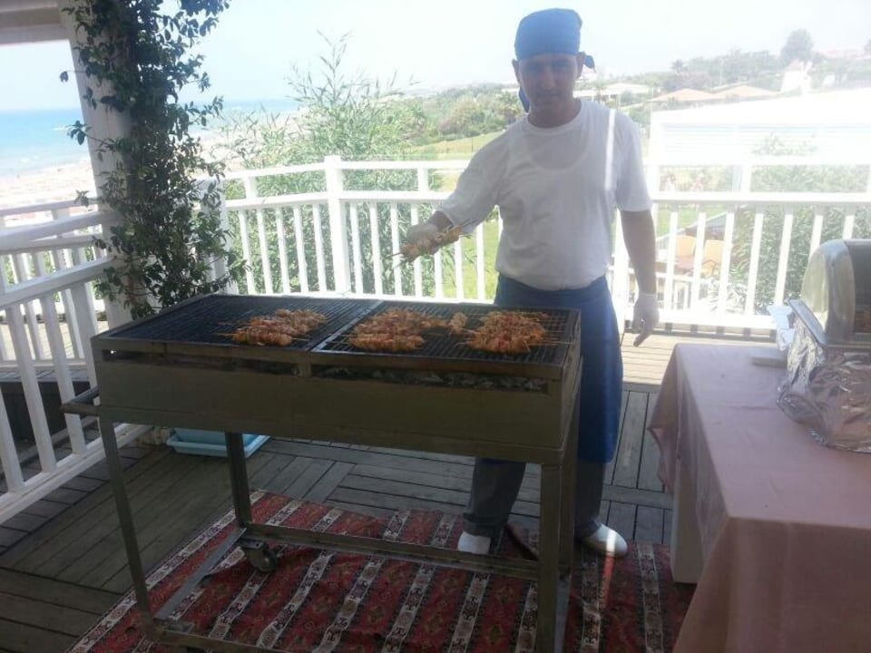Hier wurde lecker zu Mittagszeit gegrillt Can Garden Resort
