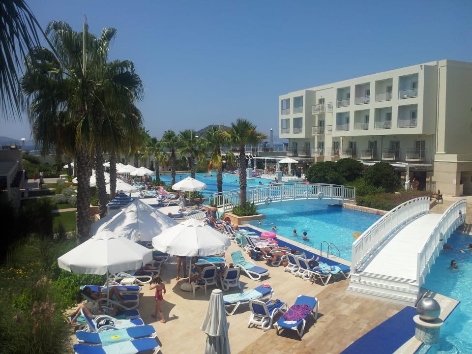 Pool mit Liegen am Tag La Blanche Resort & Spa