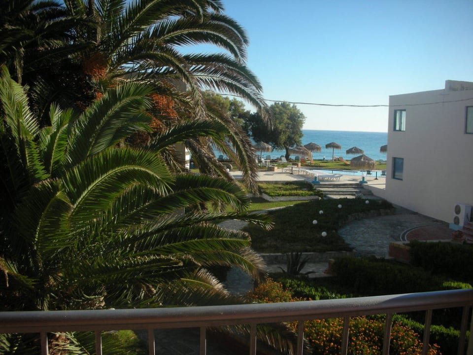 Widok z pokoju na kamienistą plaże i morze  Hotel Kolymbari Beach